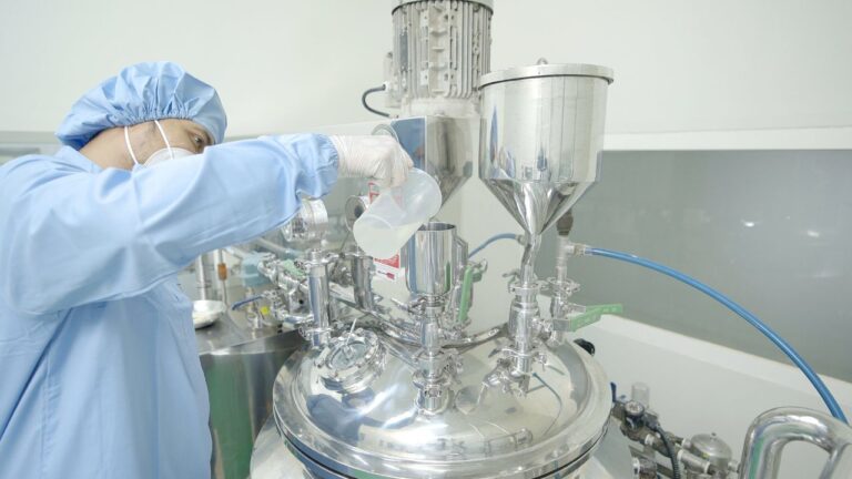 Skincare 2025 Lagi Gila-Gilaan! Tren Maklon Ini Paling Dicari!