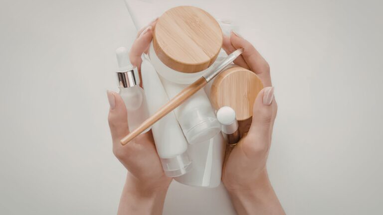 MOQ 100 vs MOQ 500 Maklon Skincare: Mana yang Lebih Cocok untuk Bisnismu Sekarang?